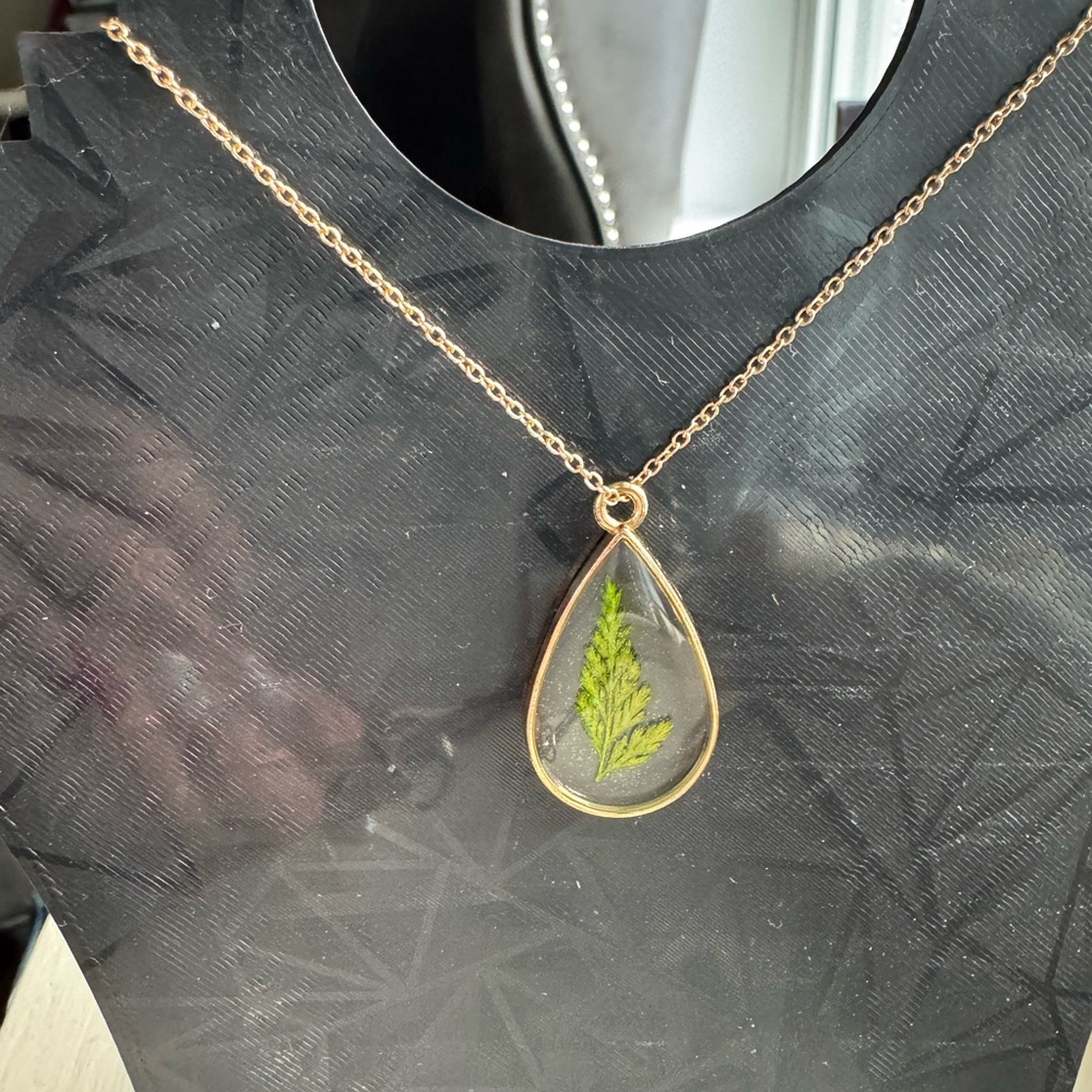🤑SALE. Gold Pendant Necklace with Green pressed Leaf Design
